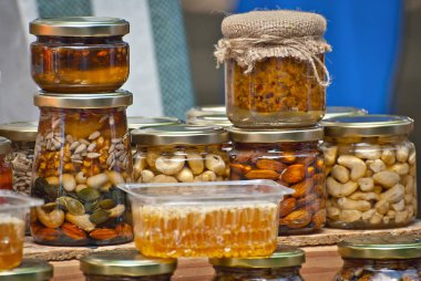 Masada bir sürü çeşit bal var. Kavanozlar fuarda satılıyor. Fındıklı bal, sonra da kurutulmuş meyve..