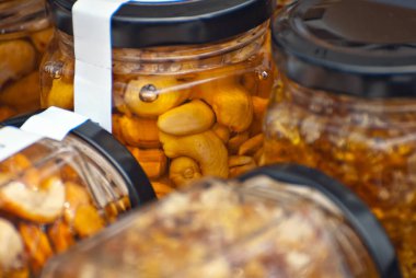 Masada bir sürü çeşit bal var. Kavanozlar fuarda satılıyor. Fındıklı bal, sonra da kurutulmuş meyve..