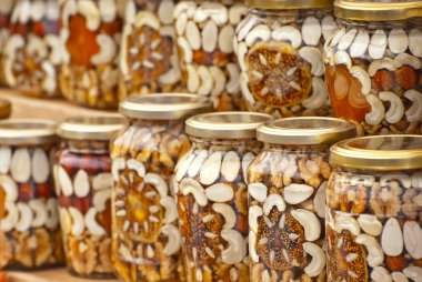 Masada bir sürü çeşit bal var. Kavanozlar fuarda satılıyor. Fındıklı bal, sonra da kurutulmuş meyve..