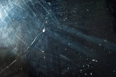 siyah bir arka plan üzerinde beyaz toz ve çizikler. Cam üzerindeki kir dokusu.