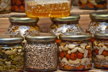 Masada bir sürü çeşit bal var. Kavanozlar fuarda satılıyor. Fındıklı bal, sonra da kurutulmuş meyve..