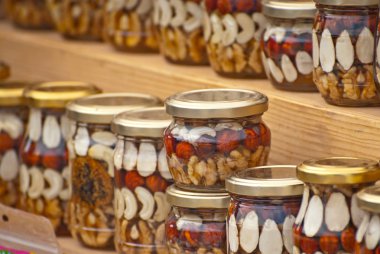 Masada bir sürü çeşit bal var. Kavanozlar fuarda satılıyor. Fındıklı bal, sonra da kurutulmuş meyve..