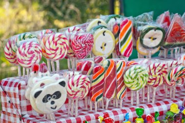 Çubukta bir sürü renkli lolipop. Şekerler şehir fuarında satılır..