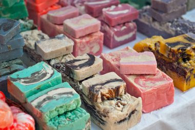 Masada el yapımı sabun parçaları. Fuarda doğal sabun satılıyor.