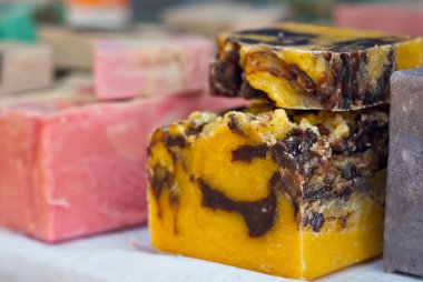 Masada el yapımı sabun parçaları. Fuarda doğal sabun satılıyor.