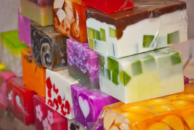 Masada el yapımı sabun parçaları. Fuarda doğal sabun satılıyor.