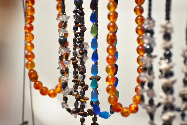 Collier Pierres Colorées Sur Table Beaucoup Bijoux Différents Des Perles — Photo