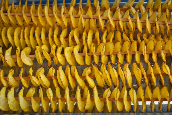 Bir Sopanın Üzerinde Patates Cipsi Doğal Cipsler Kızartılır Fuarda Satılır - Stok İmaj