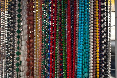 Masada renkli taşkolye. Birçok farklı takı ve boncuk doğal değerli minerallerden yapılmış. Kuyumculuk fuarda satılıyor.
