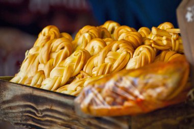 Masadaki peynirin farklı çeşitleri. Birçok peynir bir tarım fuarında satılır. Doğal ev ürünü.