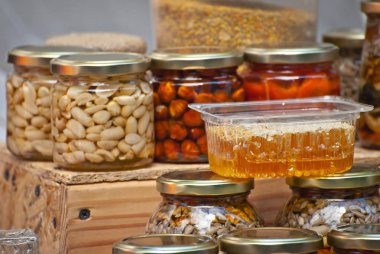 Masada bir sürü çeşit bal var. Kavanozlar fuarda satılıyor. Fındıklı bal, sonra da kurutulmuş meyve..