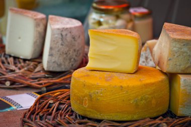 Masadaki peynirin farklı çeşitleri. Birçok peynir bir tarım fuarında satılır. Doğal ev ürünü.