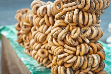 Şehir fuarında birçok farklı simit satılır. Buğday ürünleri iple bağlanmış..