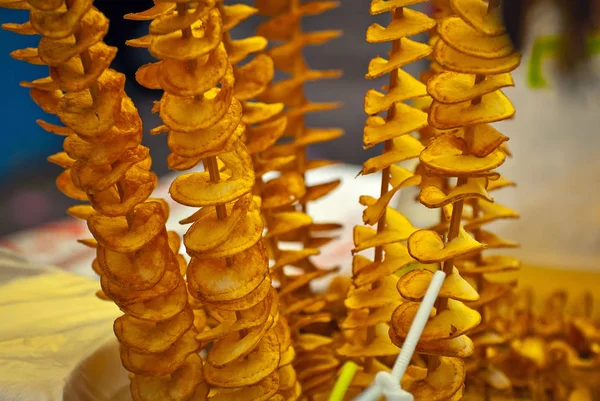 棍子上的薯片 天然薯条在博览会上煎炸出售 胖街头食品 — 图库照片