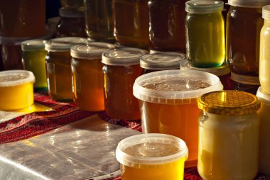 Masada bir sürü bal var. Tatlıların kavanozları fuarda satılır.