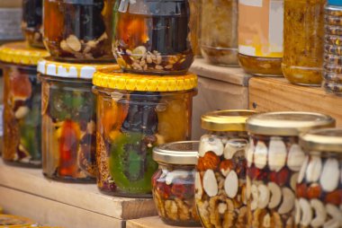 Masada bir sürü çeşit bal var. Kavanozlar fuarda satılıyor. Fındıklı bal, sonra da kurutulmuş meyve..