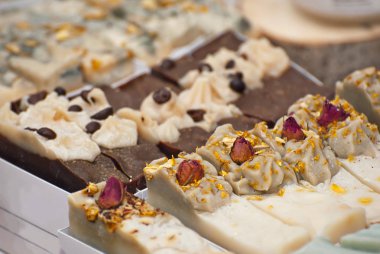 Masada el yapımı sabun parçaları. Fuarda doğal sabun satılıyor.