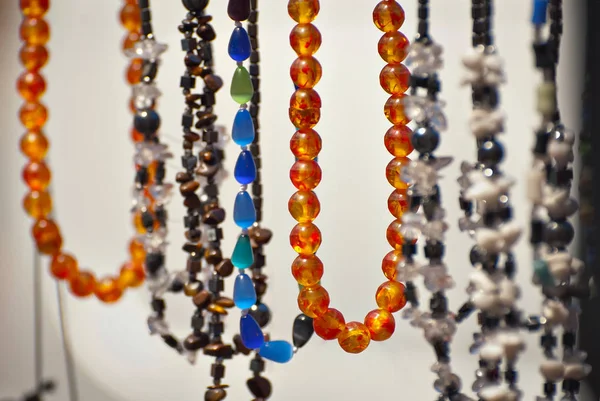 Collier Pierres Colorées Sur Table Beaucoup Bijoux Différents Des Perles — Photo