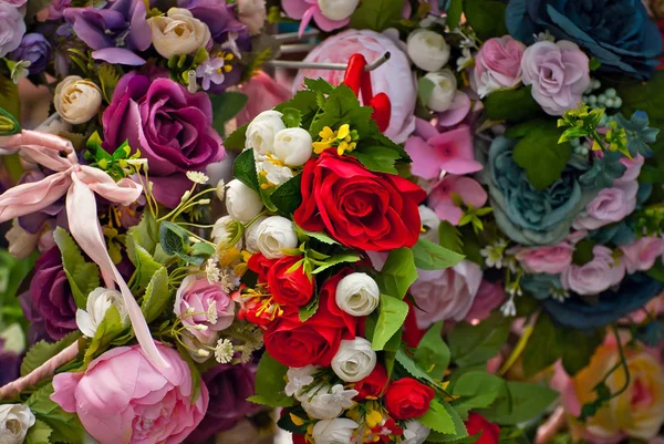 Ярмарку Продаються Букети Штучних Квітів Королла Кольорових Дрібних Квітів Крупним — стокове фото