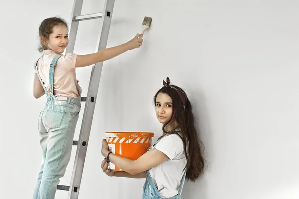 Girls Paint Walls Friendly Collaboration Two Sisters Girlfriends Brush Hands — Stock Photo, Image