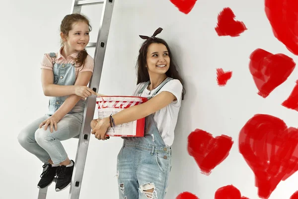Raparigas Pintam Paredes Uma Colaboração Amigável Entre Duas Irmãs Adolescentes — Fotografia de Stock