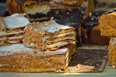 Vitrininde kırmızı olan yuvarlak pasta. Pasta parçalara ayrıldı..