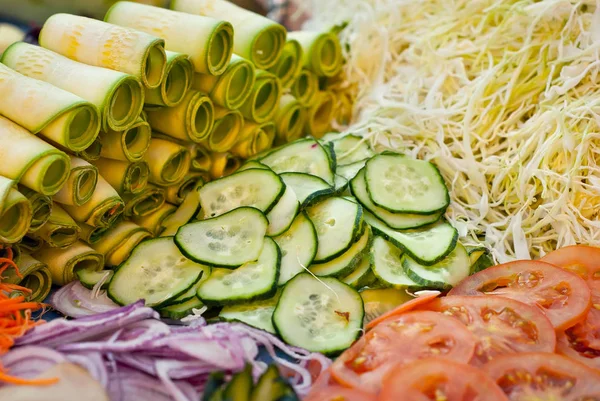 テーブルの上に野菜のスライスがたくさん 果物を細断するための台所用品のデモンストレーション 祭りで役に立つ食べ物 — ストック写真