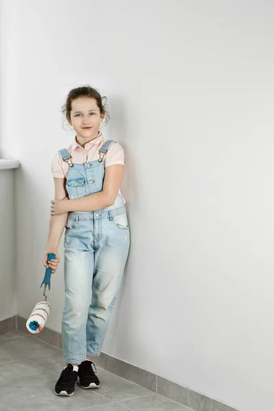 Menina Faz Reparos Macacão Azul Criança Pinta Paredes Menina Com — Fotografia de Stock