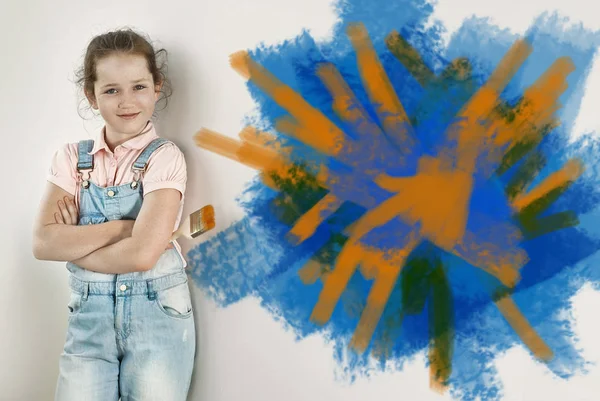 Menina Faz Reparos Macacão Azul Criança Pinta Paredes Com Tinta — Fotografia de Stock
