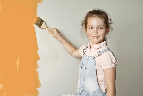 Menina Faz Reparos Macacão Azul Criança Pinta Paredes Menina Com — Fotografia de Stock