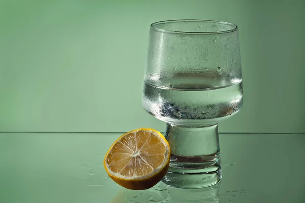 Alkoholisches Getränk Klaren Gläsern Tassen Isoliert Auf Grünem Hintergrund Tiefkühlgetränke — Stockfoto