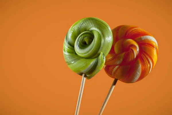 Tahta Bir Sopa Üzerinde Çok Renkli Şekerler Parlak Arka Planda — Stok fotoğraf