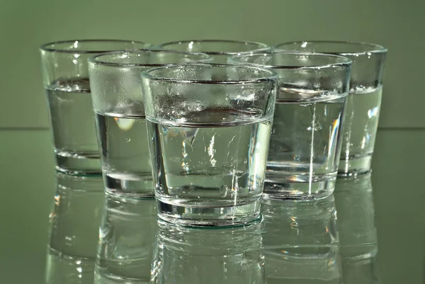 Bebida Alcohólica Vasos Claros Pequeñas Tazas Aisladas Sobre Fondo Verde —  Fotos de Stock