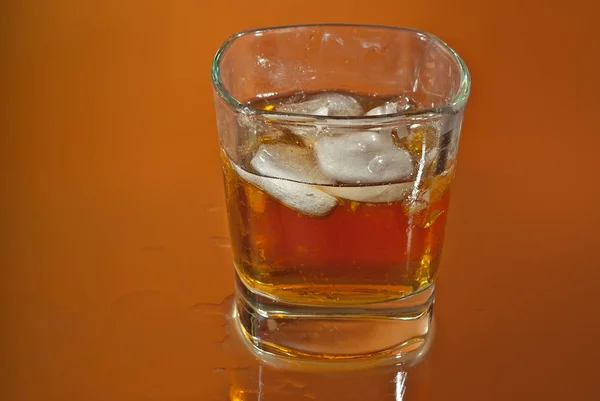 Alkoholos Ital Jéggel Átlátszó Poharakkal Borüveg Koktéllal Narancs Színnel Elkülönítve — Stock Fotó
