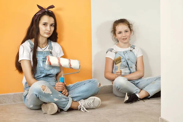 Raparigas Pintam Paredes Uma Colaboração Amigável Entre Duas Irmãs Adolescentes — Fotografia de Stock
