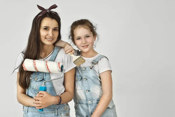 Raparigas Pintam Paredes Uma Colaboração Amigável Entre Duas Irmãs Namoradas — Fotografia de Stock