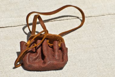 Eski el yapımı deri cüzdan. Rünler ve tılsımlar için çanta. Orta Çağ için sikke kapağı.