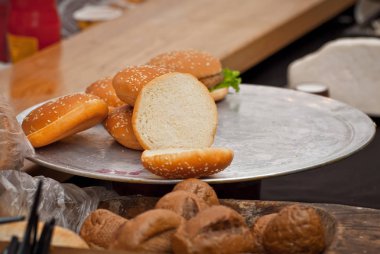 Birçok burger boşlukları tabakta. Fuarda fast food. Sandviçler için yarı mamul.