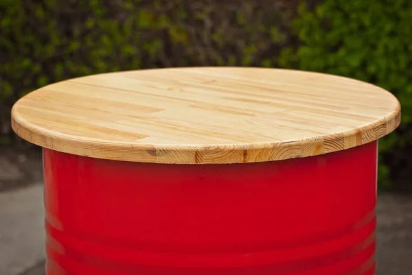 Rund Träbord Grön Bakgrund Bordet Tillverkat Rött Fat Matbord Utomhus — Stockfoto