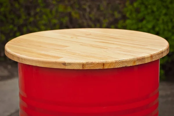 Mesa Redonda Madera Sobre Fondo Verde Mesa Está Hecha Barril — Foto de Stock