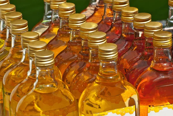 Mässan Säljs Olika Flaskor Med Alkoholhaltiga Drycker Tinkturer Hemgjorda Örter — Stockfoto