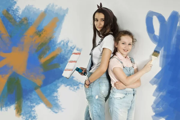 Ragazze Dipingono Pareti Amichevole Collaborazione Tra Due Sorelle Gli Adolescenti — Foto Stock