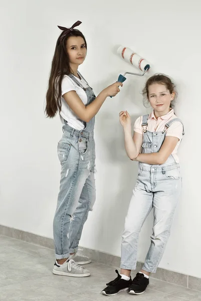 Raparigas Pintam Paredes Uma Colaboração Amigável Entre Duas Irmãs Namoradas — Fotografia de Stock