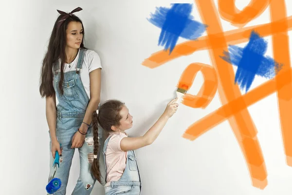 Raparigas Pintam Paredes Adolescentes Macacão Azul Fazem Reparos Juntos Parede — Fotografia de Stock