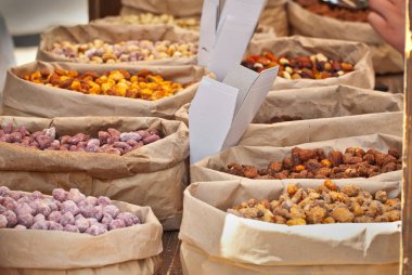 Birçok farklı fındık fuarda satılmaktadır. Fındık kağıt torbalar halinde sıralanır.