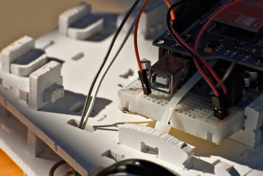 Elektronik ve el yapımı robotlar. Mikrodevreler ve renkli kablolar kapanıyor. Bilimsel sergide elektronik cihazlar ve mekanizmalar sunuluyor.