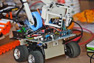 Elektronik ve el yapımı robotlar. Mikrodevreler ve renkli kablolar kapanıyor. Bilimsel sergide elektronik cihazlar ve mekanizmalar sunuluyor.