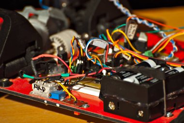 Elektronik ve el yapımı robotlar. Mikrodevreler ve renkli kablolar kapanıyor. Bilimsel sergide elektronik cihazlar ve mekanizmalar sunuluyor.