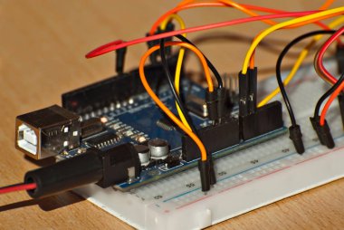 Elektronik ve el yapımı robotlar. Mikrodevreler ve renkli kablolar kapanıyor. Bilimsel sergide elektronik cihazlar ve mekanizmalar sunuluyor.
