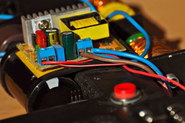 Elektronik ve el yapımı robotlar. Mikrodevreler ve renkli kablolar kapanıyor. Bilimsel sergide elektronik cihazlar ve mekanizmalar sunuluyor.
